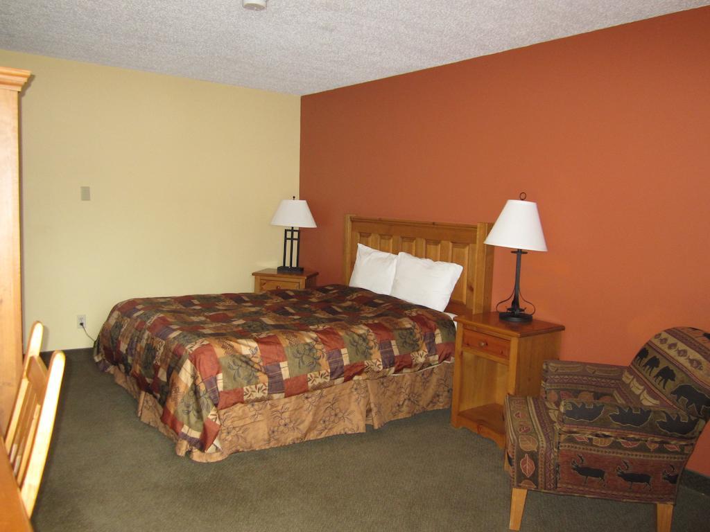 The Pine Inn Chetwynd Zimmer foto