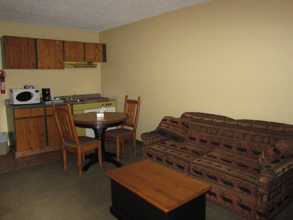 The Pine Inn Chetwynd Zimmer foto